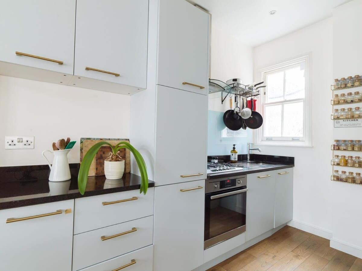 Barons Court 3 Bed, 50 Meters From Queens Tennis Club